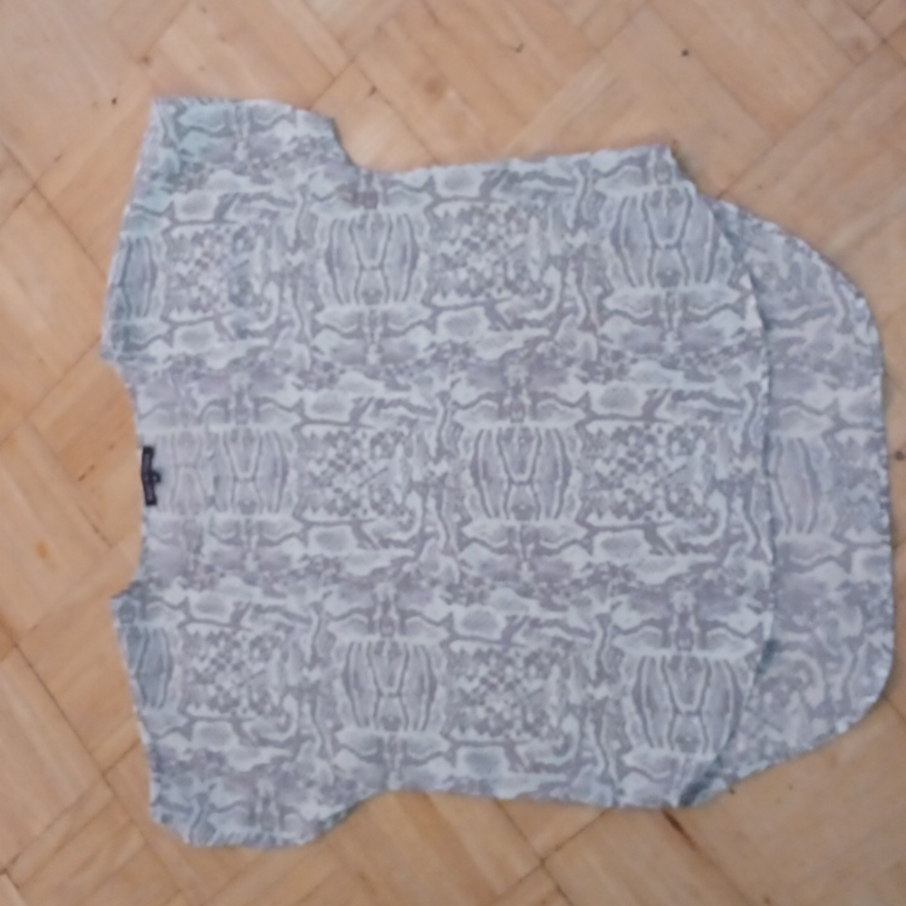 Violet & Claire   blouse  size medium